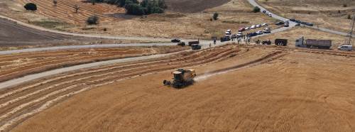 BBP Lideri Destici Eskişehir'de biçerdöver direksiyonuna geçti