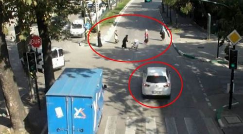 Bebek arabasındaki çocuk son anda kurtuldu!