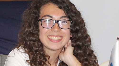 Begüm Uysal kitaplarını imzaladı