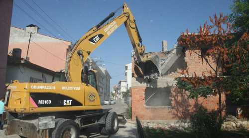 Belediye atıl binaları yıktı