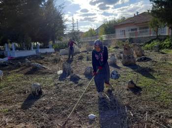 Belediye Bakımını Yapmayınca Devreye Kadınlar Girdi

