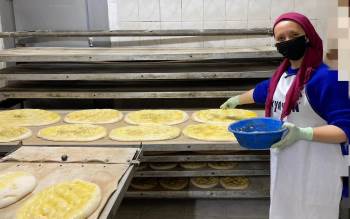 Belediye Başkanı Tezgaha Geçti Ramazan Pidesi Yaptı
