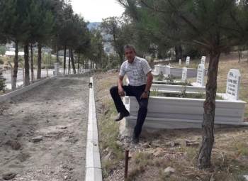 Belediye Başkanından mezarlıkta tepki çeken poz