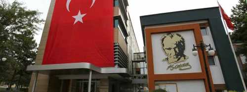Belediye binasında Atatürk ve Türk Bayrağı