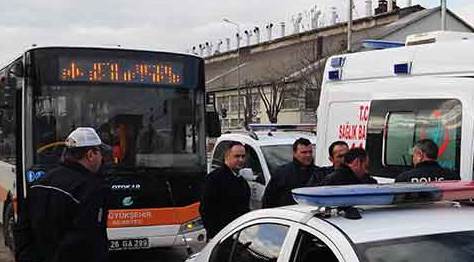 Belediye otobüsü minibüse arkadan çarptı: 2 yaralı