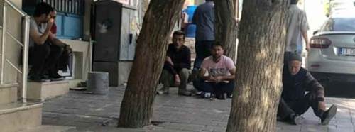 Belediye sandalyeleri topladı, vatandaş yere oturdu...