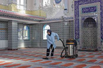 Belediyeden Camilere Temizlik Hizmeti
