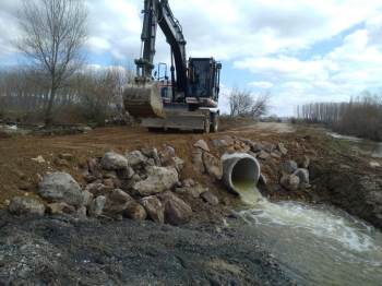 Belediyeden Çöken Yola Büz Desteği
