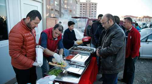 Belediyeden işçilere moral yemeği