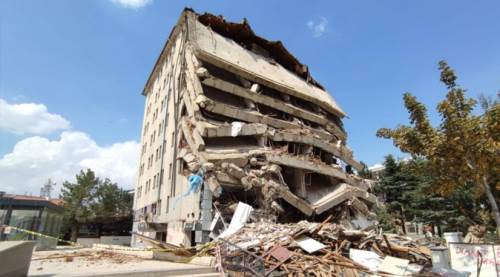 Belediyenin kontrolsüz yıkımı tehlike saçtı!