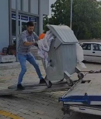 Belediyeye Kızan Vatandaşın İlginç Protestosu
