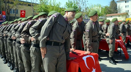 Bella Throne'un koltuk altı tüyleri olay oldu