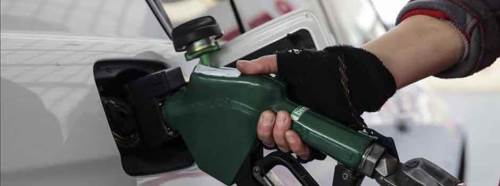 Benzin ve motorine beklenen indirim geldi