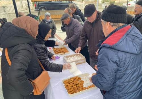 Berat Kandili'nde AK Parti Eskişehir Kadın Kolları ikramda bulundu