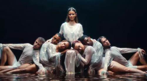 Beren Saat’in Yeni Şarkısı CapitaliZoo Şarkı Sözleri