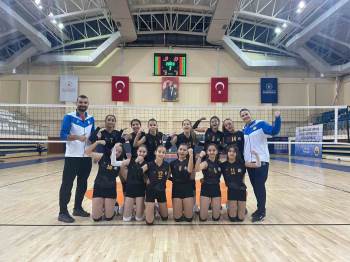 Bes Midi Kız Voleybol Takımı, Voleybol Midi Kızlar Bilecik Şampiyonası’Nda Namağlup Şampiyon Oldu
