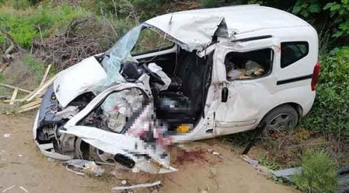 Beton mikseri ile hafif ticari araç çarpıştı, 1 kişi öldü