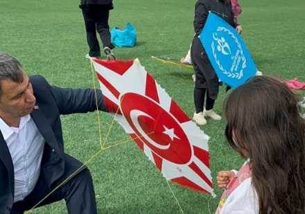 Beylikova’da yüzlerce kişi uçurtmalarla gökyüzünü süsledi