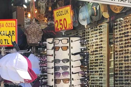 Bijuteri gözlükleri göz sağlığını tehdit ediyor