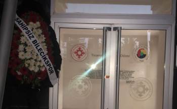 Bilecek Tso Kapısına Siyah Çelenk Bıraktılar
