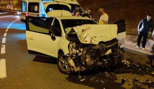 Bilecik - Eskişehir yolunda 2 araç kafa kafaya çarpıştı