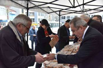 Bilecik Belediyesi Kandil Dolayısıyla Helva İkramı Yaptı
