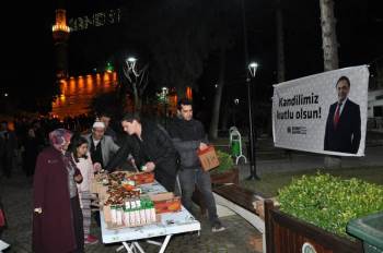 Bilecik Belediyesinden Cami Çıkışı Cemaate İkram
