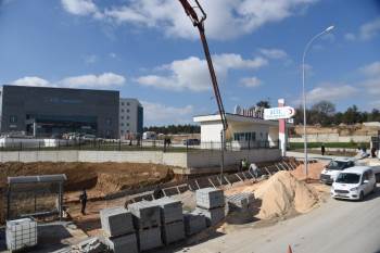 Bilecik Belediyesinden Yeni Hastane Önünde Kaldırım Ve Durak Çalışması
