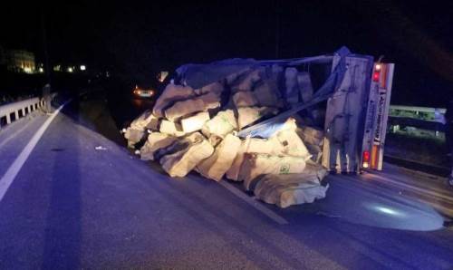 Bilecik Osmaneli’de tır devrildi: 1 sürücü yaralandı