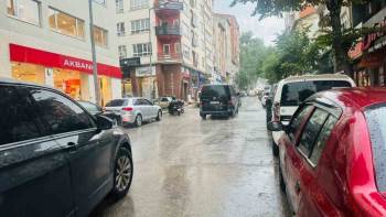 Bilecik’Te 15 Dakikalık Gök Gürültülü Sağanak Yağış Vatandaşa Zor Anlar Yaşattı
