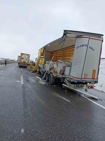 Bilecik’Te 2 Tır Çarpıştı: 1 Yaralı
