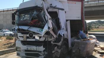 Bilecik’Te 2 Tır Çarpıştı: 2 Yaralı
