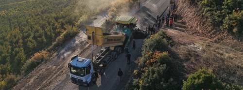 Bilecik’te 3 köyü birbirine bağlayan yolda sıcak asfalt çalışması