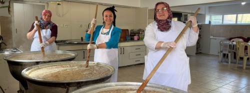 Bilecik’te 5 bin kişilik aşure dağıtıldı: İlçe meydanı doldu taştı