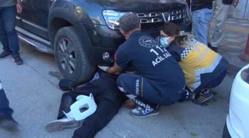 Bilecik'te akıl almaz kaza: Kamyonet çarptı, başka aracın altında sıkıştı!