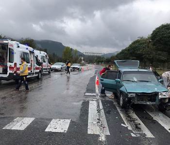 Bilecik’Te Aynı Mevkide 2 Dakika Arayla Meydana Gelen Kazada 5 Kişi Yaralandı
