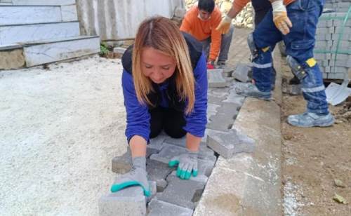 Bilecik’te Başkan Tekin parke taşlarını kendi elleriyle döşedi