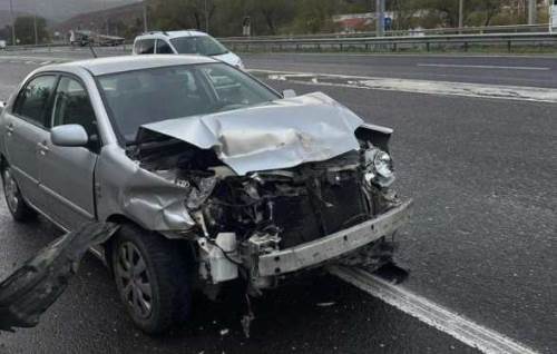 Bilecik’te beton bariyerlere çarpan araçta 2 kişi yaralandı