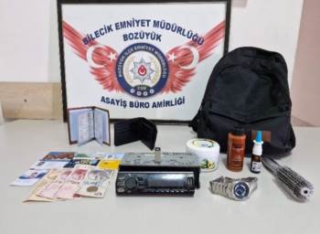 Bilecik’Te Bir Aracın Lastiklerini Keserek Teyp Ve Çanta Çalan Şüpheli Yakalandı
