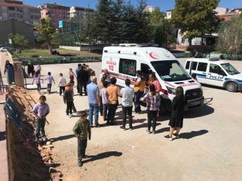 Bilecik’Te Bir Okulda Yüksekten Düşen Çocuk Yaralandı
