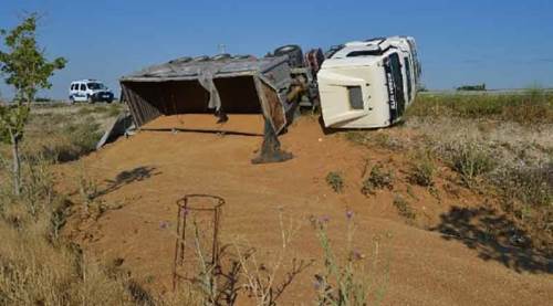 Bilecik'te buğday yüklü tır devrildi: 1 yaralı