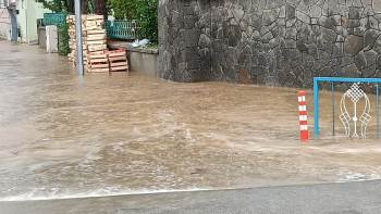 Bilecik’Te Ceviz Büyüklüğünde Dolu Yağdı
