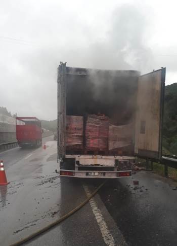 Bilecik’Te Çikolata Yüklü Tırın Lastiği Patlayınca Yangın Çıktı
