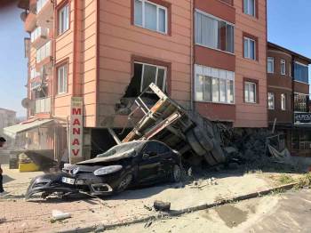 Bilecik’Te Çimento Yüklü Kamyonun Frenleri Patlayınca Facia Yaşandı
