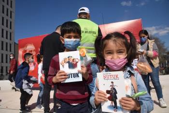 Bilecik’Te Çocuklara Hediyeler Dağıtıldı

