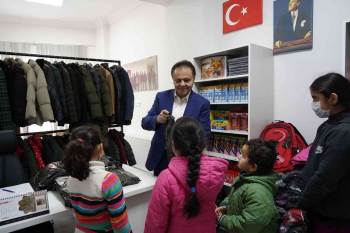 Bilecik’Te Çocuklara Kırtasiye Malzemesi Ve Okul Çantası Hediye Edildi
