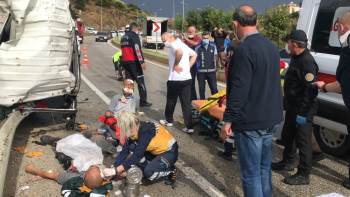 Bilecik’Te Çöp Kamyonu Devrildi: 3 Yaralı
