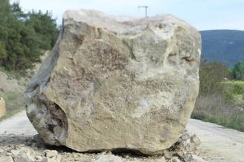 Bilecik’Te Dağdan Düşen Kaya Parçası 4 Köye Giden Yolu Kapattı
