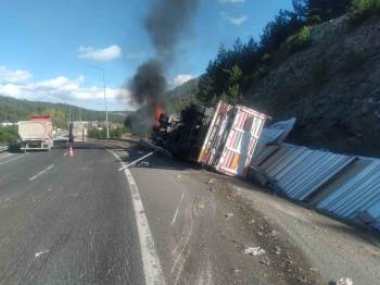 Bilecik’Te Devrilen Sunta Yüklü Tır Alev Aldı, Sürücü Kazayı Hafif Yaralı Olarak Atlattı
