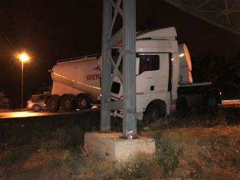 Bilecik’Te Devrilen Tır Maddi Hasara Yol Açtı
